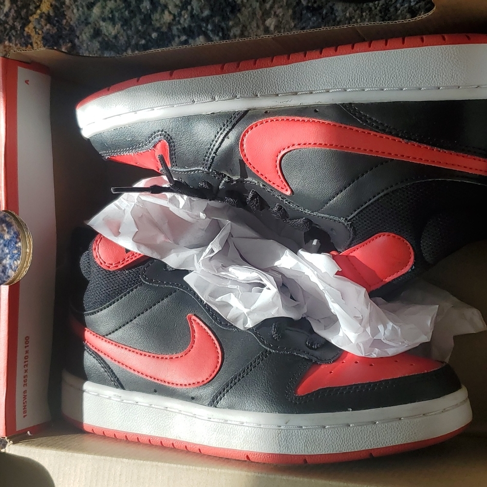 Nike Court boroughs mid 2 sz 3.5y
